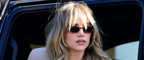 Suki Waterhouse nosi slojevite šiške