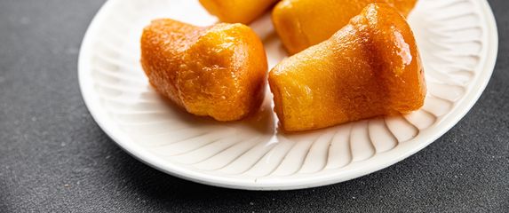 Francuske kolače rum baba možete prekriti i čokoladnom glazurom