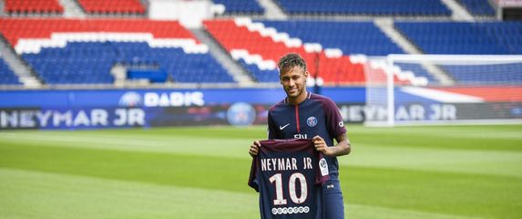 Neymar s dresom PSG-a na Parku prinčevaa