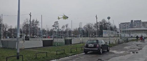 Helikopter se spušta na igralište OŠ Pečko