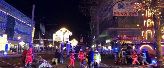 Automobilom se zabio u skupinu ljudi na božićnom sajmu