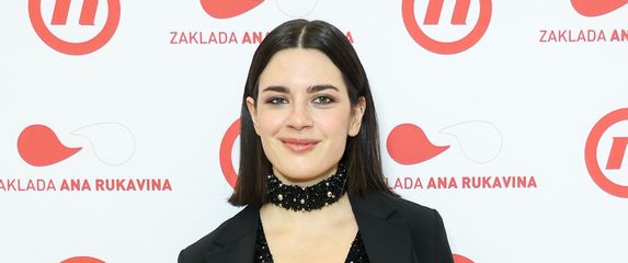 Mia Dimšić na humanitarnom kocentru Želim život