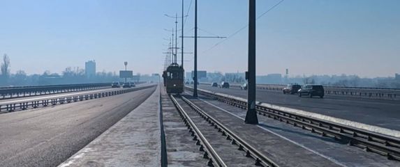 Tramvaj na zagrebačkom Jadranskom mostu