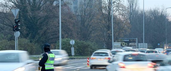 Prometni policajac na križanju Savske i Slavonske