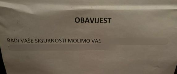 Obavijest u javnom prijevozu sa smiješnom pravopisno pogreškom