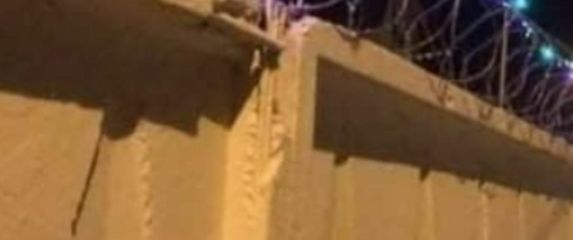 Ukrasi na bodljikavoj žici zatvora