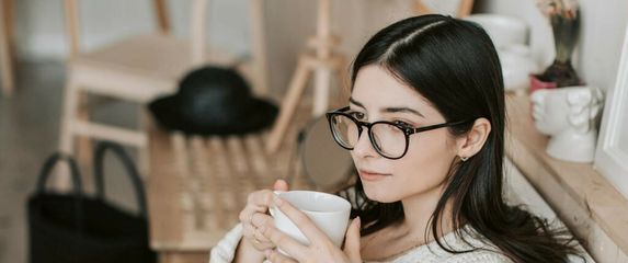 Djevojka s naočalama u mislima