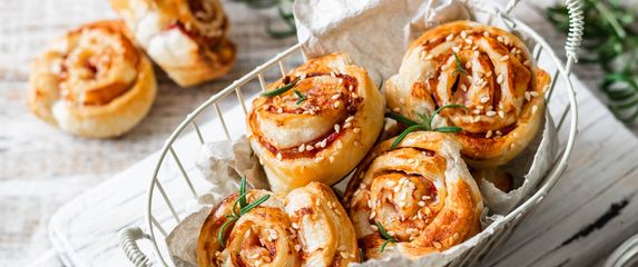 Pužići s ajvarom i sirom