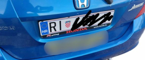 Neobičan natpis na stražnjem dijelu automobila