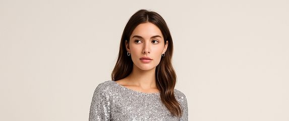 Kombinacija sa srebrnim naušnicama i crnim čizmama