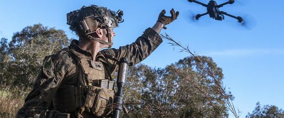 Američki vojnik pušta dron