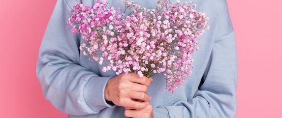 Žena drži cvijeće