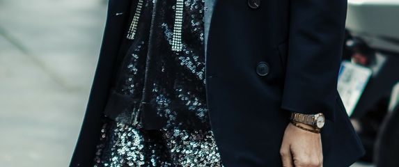 Duge suknje sa šljokicama popularan su izbor svakog prosinca