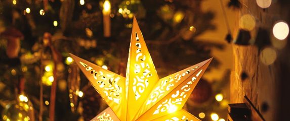 Ljubiteljima lampice možete pokloniti i efektnu lanternu ili stolnu lampu