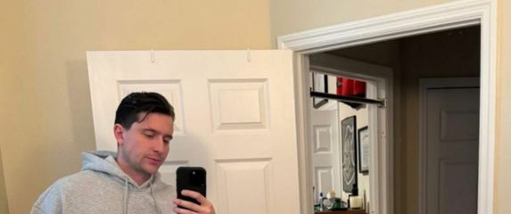 Američki influencer s neobičnim logotipom na trenirci