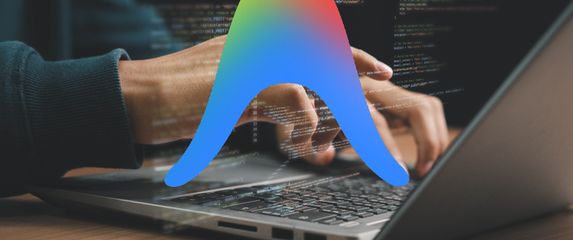 Antigravity AI upravlja računalom, fotomontaža