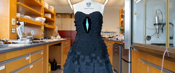 Najcrnja tkanina na svijetu oko središnjeg plavog uzorka na haljini