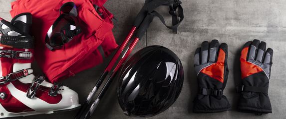 Kako se piše: skioprema ili ski oprema