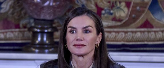 Kraljica Letizia u odijelu i cipelama s debelom petom - 7