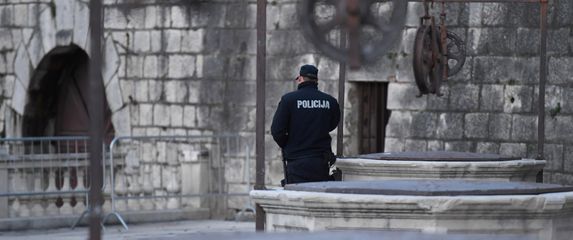 Trg pet bunara u Zadru