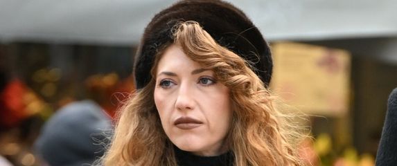 Ulična moda Zagreb dama s čizmama visokih sara podstavljenima krznom 2025. - 1