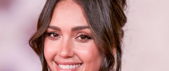 Jessica Alba u haljini Elieja Saaba u Saudijskoj Arabiji - 1