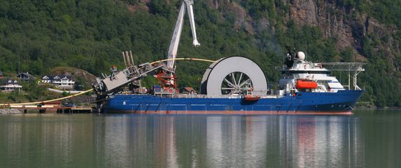 Broda za postavljanje podmorskih kabela