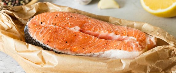 Paketić s lososom i kremastim porilukom