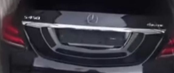 Neobičan način prijevoza Mercedesa u kontejneru