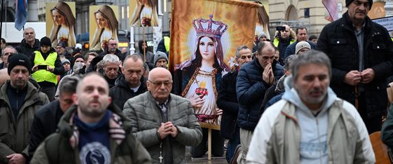 Molitelji na Trgu bana Jelačića u Zagrebu