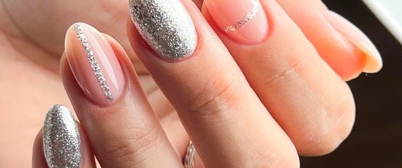 U blagdansko vrijeme mnogi vole šljokice na noktima