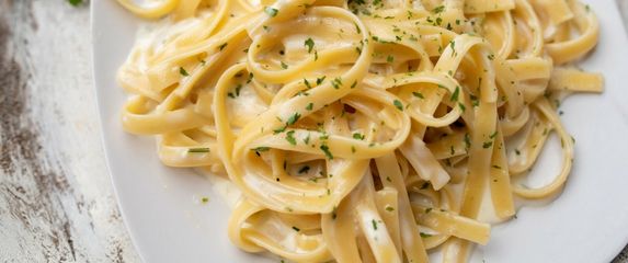 Tjestenina u bijelom umaku