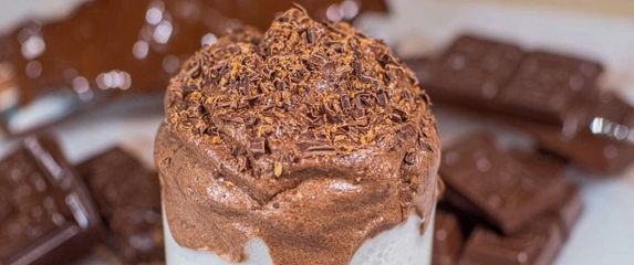 Zagrijano mlijeko poslužite s čokoladnom pjenastom kremom