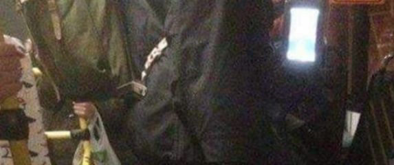 Muškarac u javnom prijevozu s kotlom u ruci