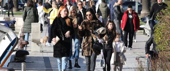 Sunčan zimski dan u Makarskoj, ilustracija