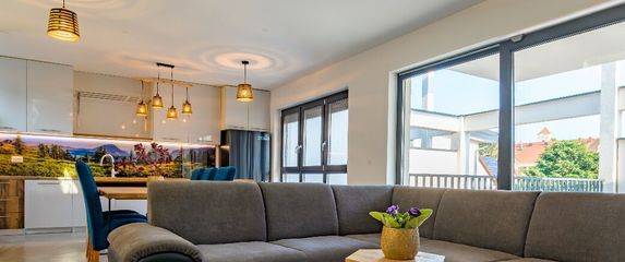 Prostrani open-space dnevni boravak za obiteljska druženja