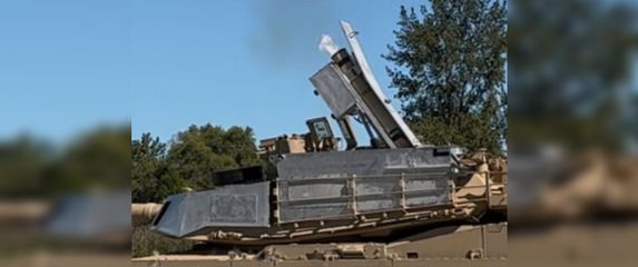 Leteće streljivo Switchblade na američkom tenku Abrams