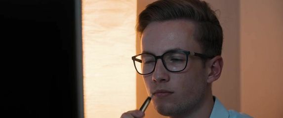 Intelektualac pred računalom kako razmišlja