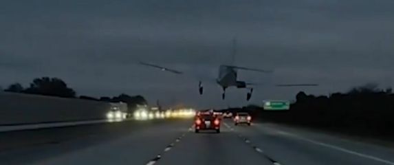 Slijetanje aviona na automobil