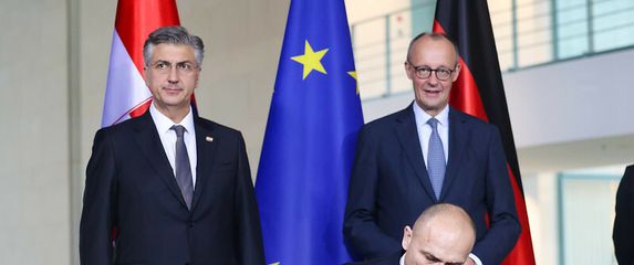 Ministar Anušić je u Berlinu potpisao ugovore za isporuku 44 tenka Leopard 2A8