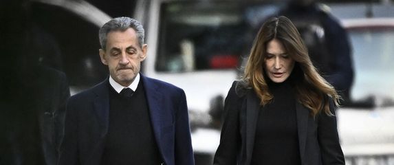 Nicolas Sarkozy sa suprugom Carlom Bruni-Sarcozy prilikom odlaska u zatvor