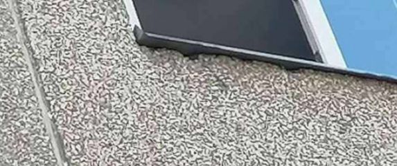 Neobično montirani televizor u jednom stanu