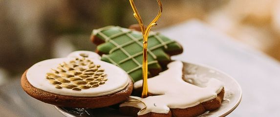 Minimalistički zlatno bijeli keksi