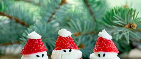 Jestive Djedove Božićnjake možete napraviti od svježih jagoda i šlaga