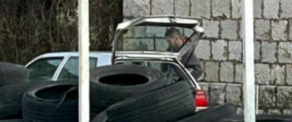 Improvizirano božićno drvce u Imotskom