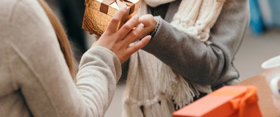 Što pokloniti najboljoj prijateljici koja vam je kao sestra?