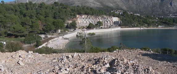 Rušenje hotelskog kompleksa u Kuparima