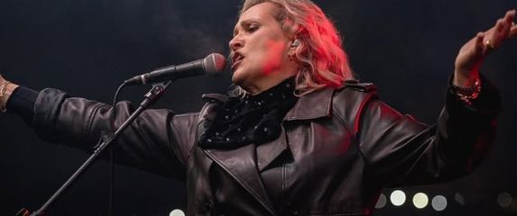 Vanna u kožnatom kaputu na koncertu u Županji
