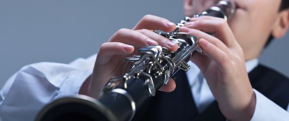 Dječak svira klarinet, ilustracija