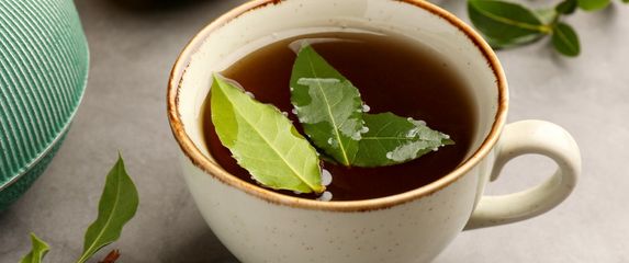 Čaj od lovora olakšava kašalj, upalu grla i grlobolju